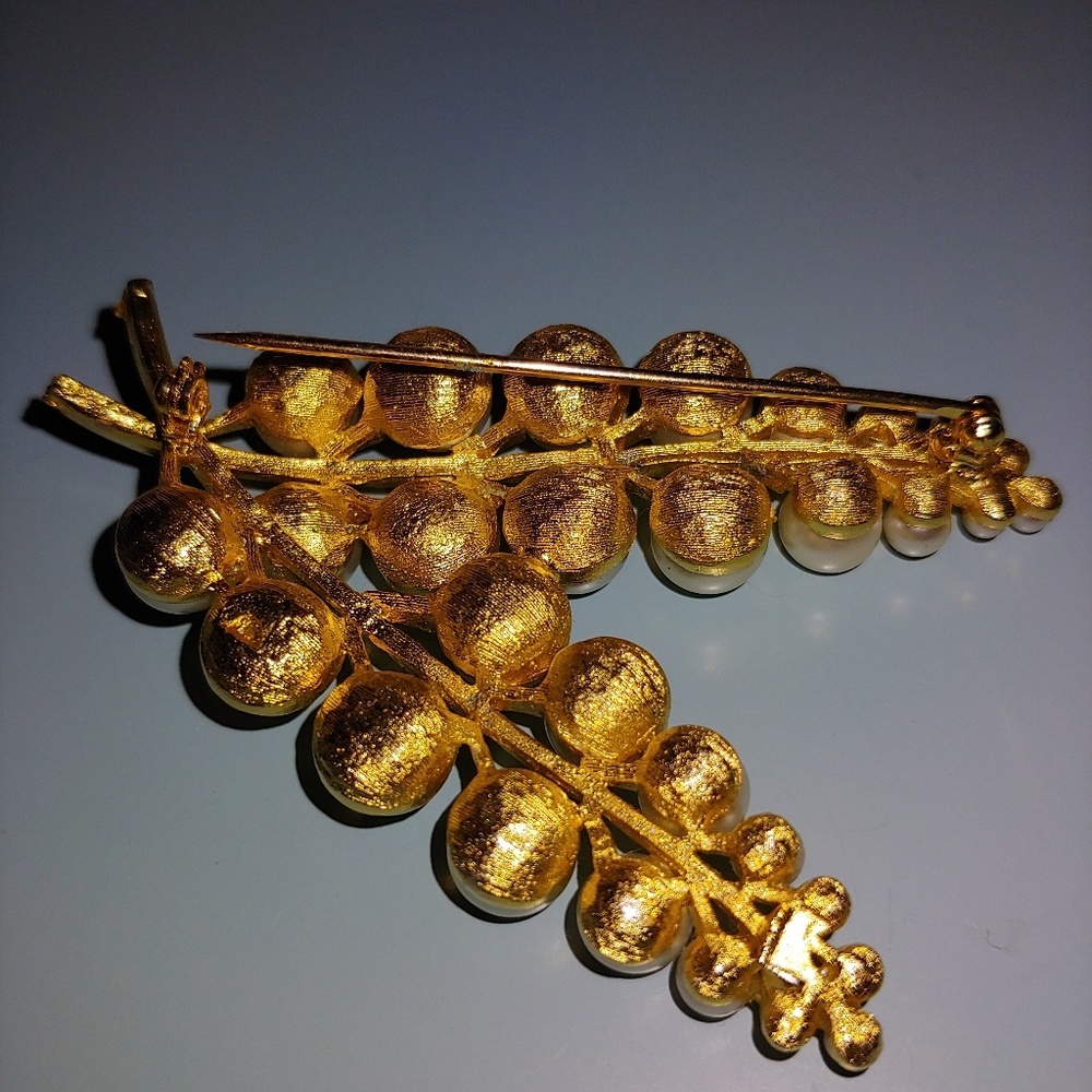 Vintage costume pearl leaf brooch - Picture 2 of 7